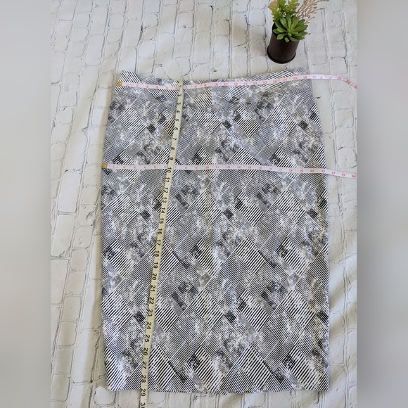 MICHEL STUDIO Geometric Stretch Fitted Skirt - Picture 7 of 10